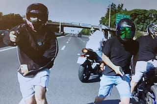 Manejaba por la Riccheri, lo cruzaron seis delincuentes y le robaron la moto