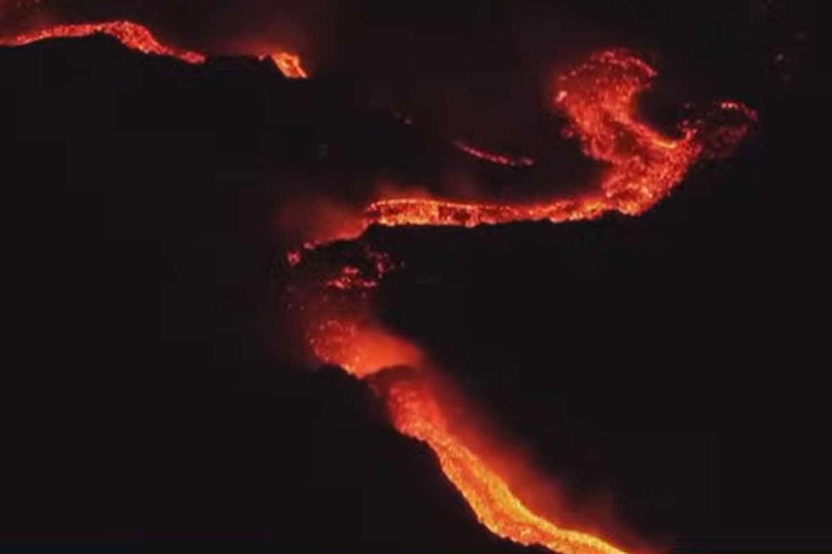 Impresionantes coladas de lava en el cráter suroeste del volcán Etna