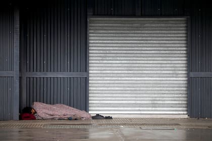 Impulsada por Fundación Espartanos, La Sachetera y Caminos Solidarios Argentina, la campaña El Otro Frío busca transformar sachets de leche y yogurt en aislantes térmicos para entregar a personas en situación de calle