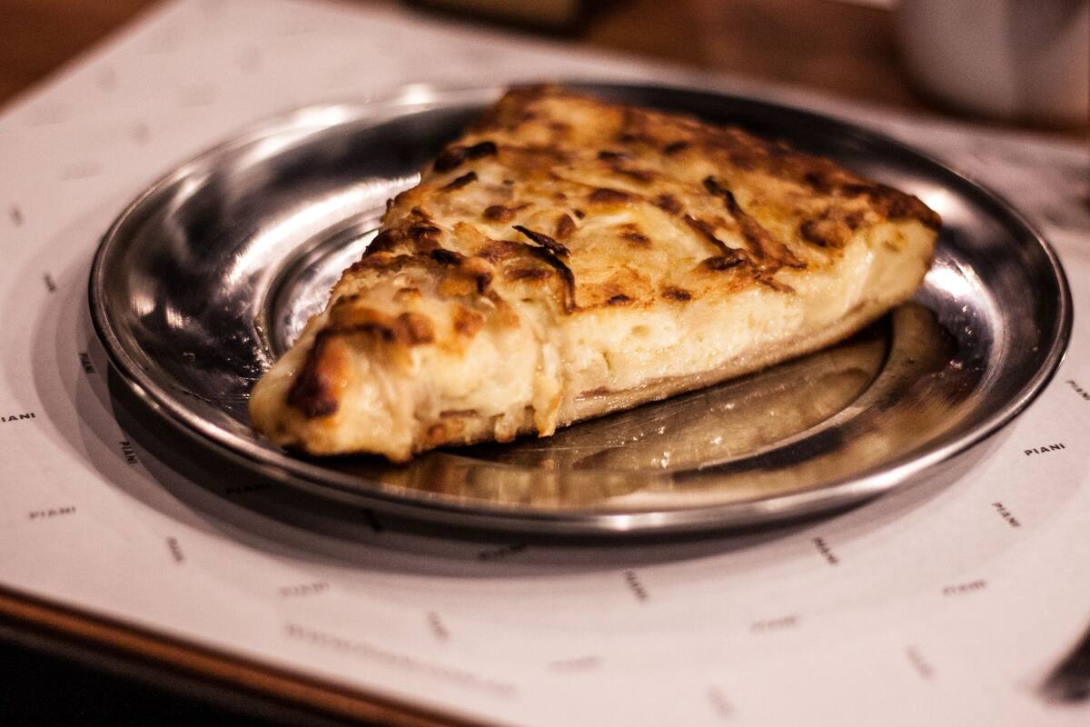 Impulsada por la oleada vegana la fainá se cortó sola y es cada vez más común encontrarla sueltita en los menús como esta rellena de Piani by La Marguerite