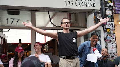Impulsado por su familia y amigos, George Gountas se presentó a un concurso de parecidos con Pedro Pascal que organizó el restaurante de comida mexicana de Nueva York Son del North (Foto: Instagram @danny_loor_media)