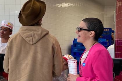 In fraganti. Brad Pitt junto a Alia Shawkat, en una salida que hicieron en marzo pasado a un local de comida rápida