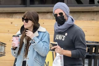 Chris Martin se “coló” en una entrevista que brindó Dakota Johnson y el video causó furor