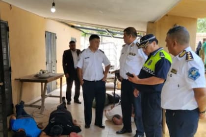 In fraganti fueron descubiertos dos presos y dos policías dentro de la casa del comisario