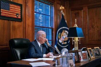 In this image provided by the White House on December 30, 2021 US President Joe Biden speaks on the phone to his Russian counterpart Vladimir Putin on diplomatic solutions to soaring Russia-West tensions over Ukraine, in Wilmington, Delaware, United States. (Photo by WHITE HOUSE / AFP) / RESTRICTED TO EDITORIAL USE - MANDATORY CREDIT "AFP PHOTO / WHITE HOUSE " - NO MARKETING - NO ADVERTISING CAMPAIGNS - DISTRIBUTED AS A SERVICE TO CLIENTS