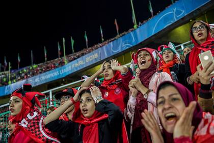 "Crying for Freedom" fue galardonado con el primer premio en la categoría Deportes, Historias, muestra a las mujeres después del partido de la Copa de la Liga de Campeones de la AFC entre Irans Persepolis y Japans Kashi