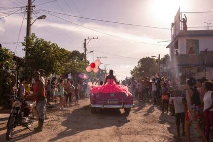 "Cubanitas" recibió el primer premio en la categoría de Temas Contemporáneos, Singles, muestra a Pura paseando por su vecindario en un convertible rosa de 1950