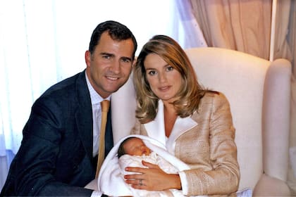 Diciembre de 2005: el por entonces príncipe Felipe y su esposa Letizia sostienen en sus brazos a Leonor de Borbón y Ortiz, actual princesa de Asturias y primera en la línea de sucesión al trono español