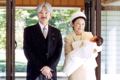 Noviembre de 2016: el recién nacido príncipe de Japón, en los brazos de su madre, la princesa Kiko, y acompañado por su padre, el príncipe Akishino