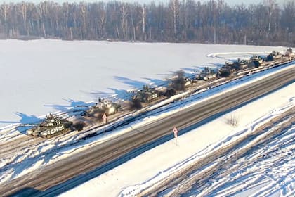 Tanques rusos en la frontera con Ucrania regresan a su base permanente