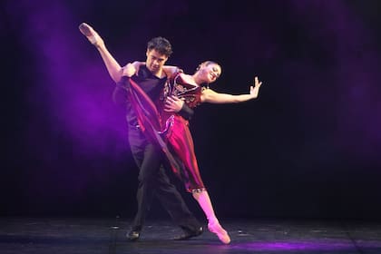 El tango de escenario "Siempre Buenos Aires", en una imagen de un espectáculo que lo llevó hasta Dubai
