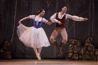 Albrecht, protagonista del clásico "Giselle", es un personaje entre tantos que identifica a Urlezaga. En esta foto de 2012, con interpreta el romántico por excelencia con la rusa Anastasia Kolegova