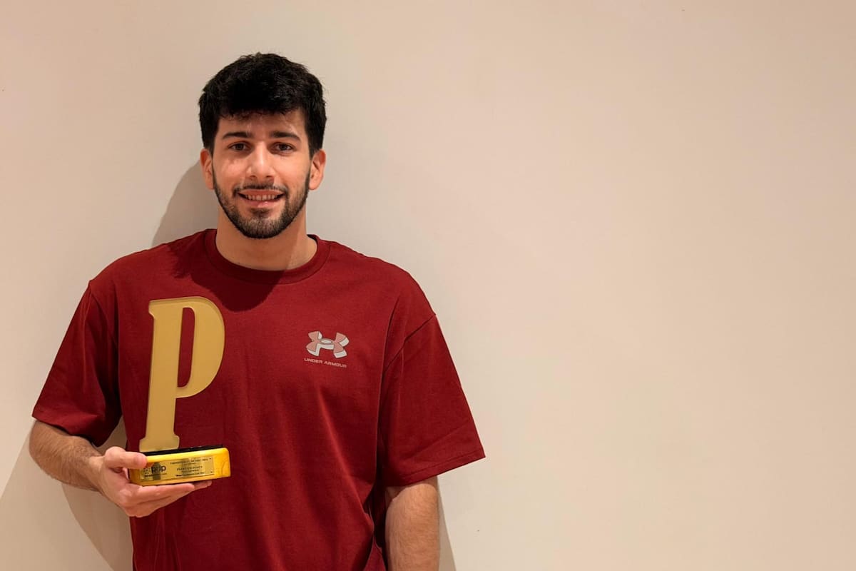 Iñaki Basiloff posa con el premio mayor al mejor paradeportista del año