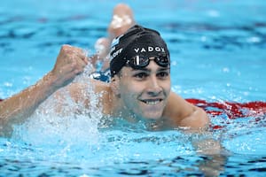 Iñaki Basiloff y su celebración en el agua: en el Mundial de Singapur volvió a subirse en lo más alto, como en París 2024