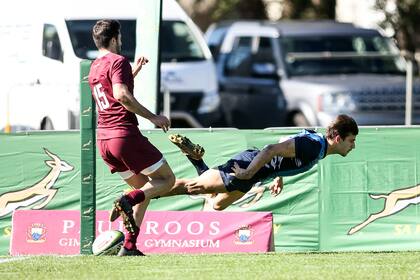Iñaki Delguy ya apoyó y completa su palomita; es el primer try de los Pumitas, que en ese momento perdían por 3-0 contra Georgia y terminaron avasallando en Sudáfrica: 82-10 en el estreno en el torneo U20 International Series.