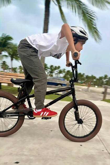 Iñaki durante uno de sus pasatiempos
favoritos con su bicicleta en un parque con
rampas para hacer piruetas.