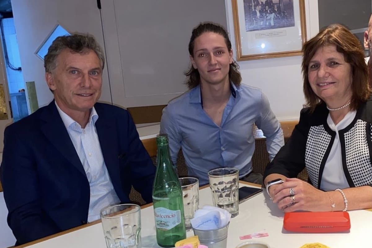 Iñaki Gutiérrez con Mauricio Macri y Patricia Bullrich en una cafetería de la Ciudad