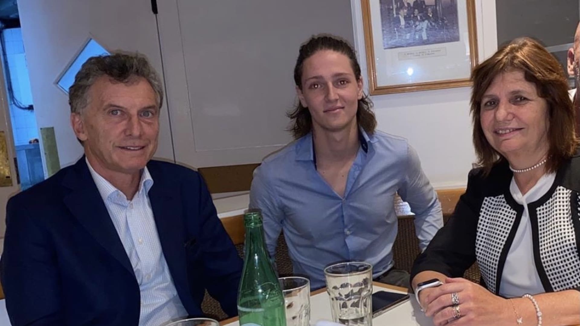 Iñaki Gutiérrez con Mauricio Macri y Patricia Bullrich en una cafetería de la Ciudad