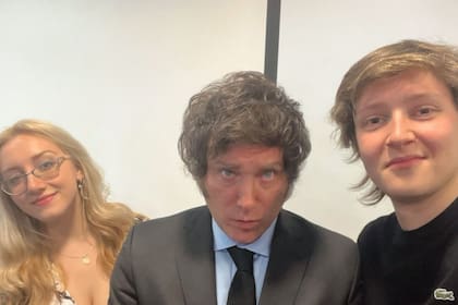 Iñaki Gutiérrez, Javier Milei y Eugenia Rolón