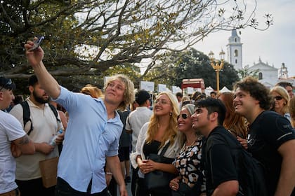 Inaki Gutiérrez y Eugenia Rolón en el acto para afiliar a La Libertad Avanza en Recoleta.