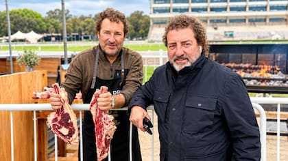 Iñaki López de Viñaspre (der.), junto a su hermano Mikel, en el festival Meat & Fire