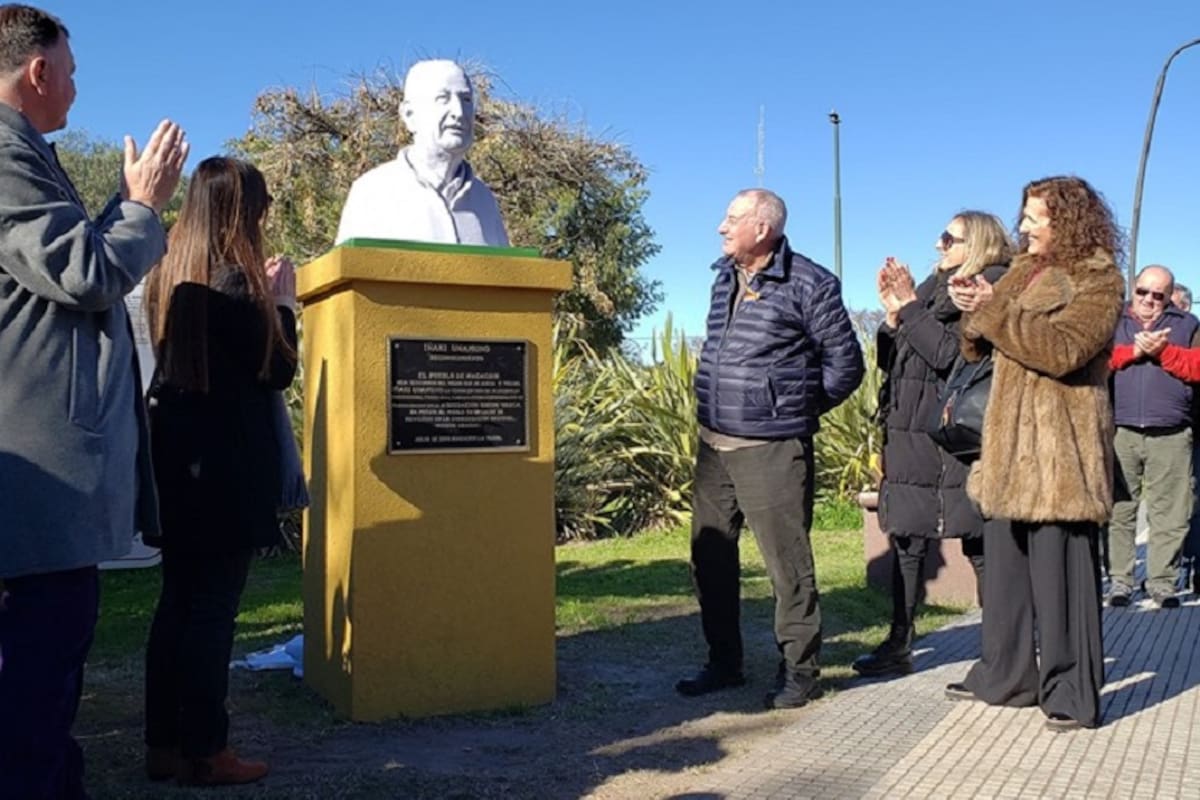 Iñaki Unamuno junto a su propio busto, inaugurado en la plaza de Macachín en 2019.