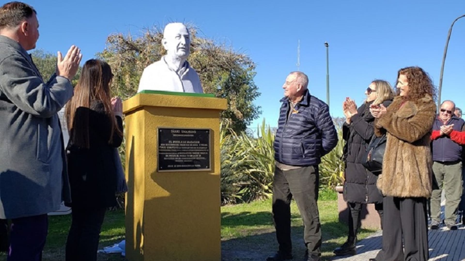 Iñaki Unamuno junto a su propio busto, inaugurado en la plaza de Macachín en 2019.