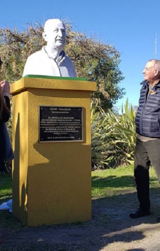 Iñaki Unamuno junto a su propio busto, inaugurado en la plaza de Macachín en 2019.