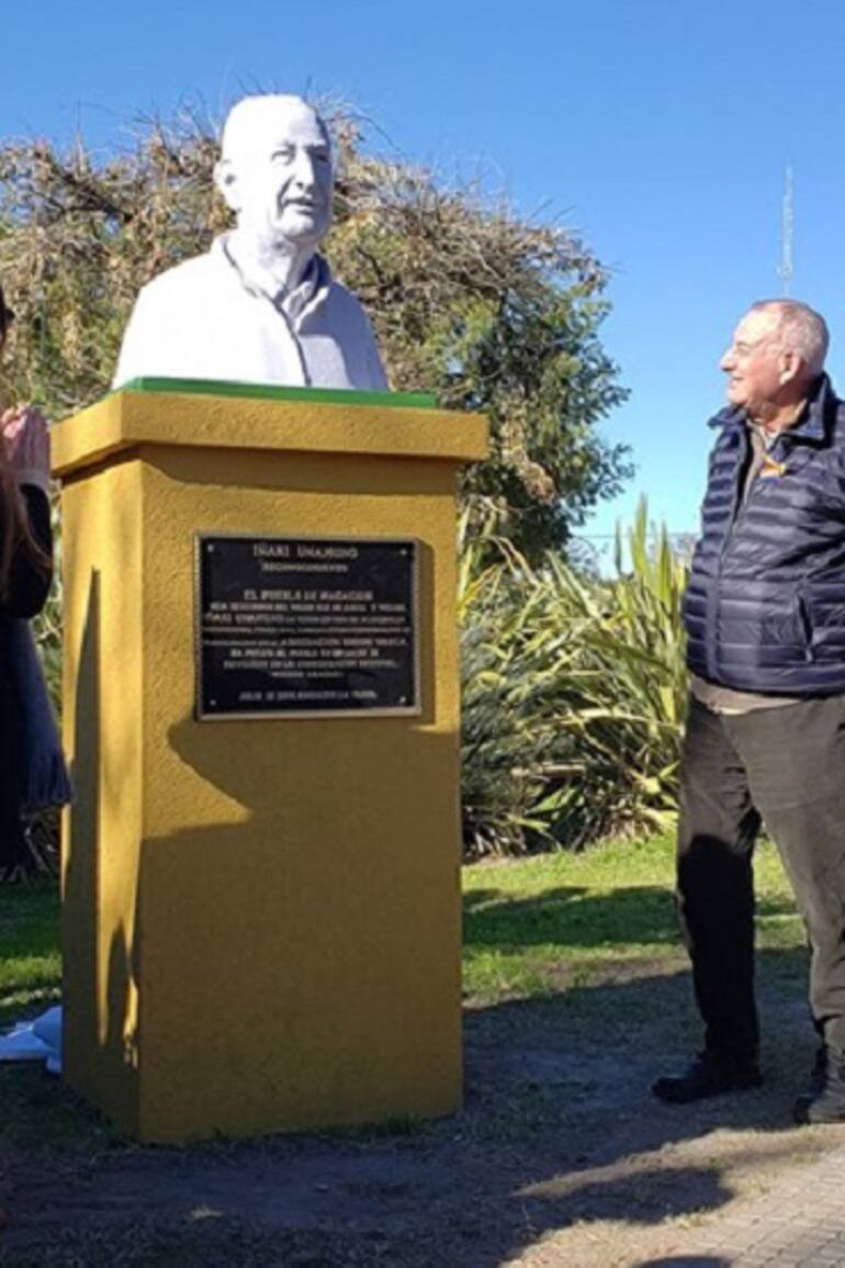Iñaki Unamuno junto a su propio busto, inaugurado en la plaza de Macachín en 2019.