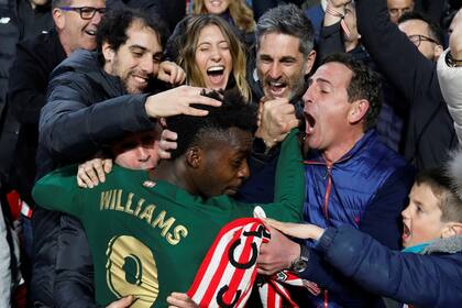 Iñaki Williams, una de las figuras, se mezcla con los hinchas vascos en el festejo