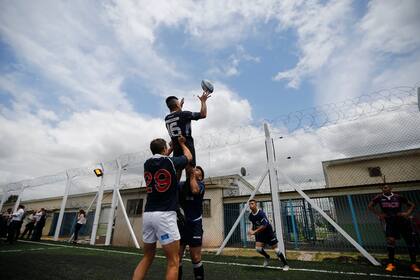 La inauguración de la cancha sintetica de la unidad numero 47 del penal de San Martín