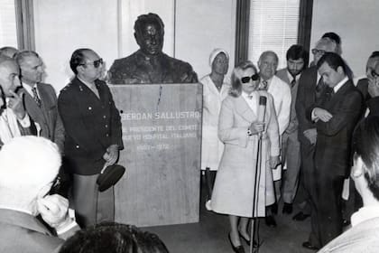 Inauguración de un busto en homenaje a Oberdan Sallustro en el Hospital Italiano