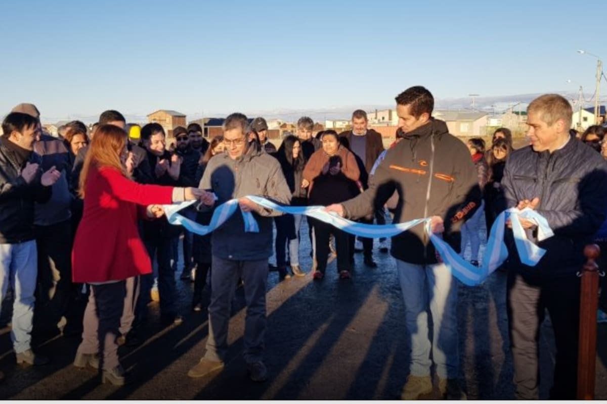 Inauguración del Acceso al Barrio San Benito en Río Gallegos: la obra duró seis días y el asfalto empezó a ceder