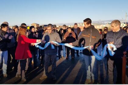 Inauguración del Acceso al Barrio San Benito en Río Gallegos: la obra duró seis días y el asfalto empezó a ceder