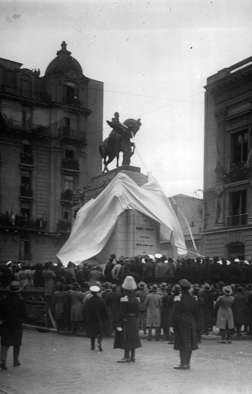 Inauguración del monumento a Dorrego en 1926. Por entonces la Plaza del Temple era una plaza seca, sin árboles.