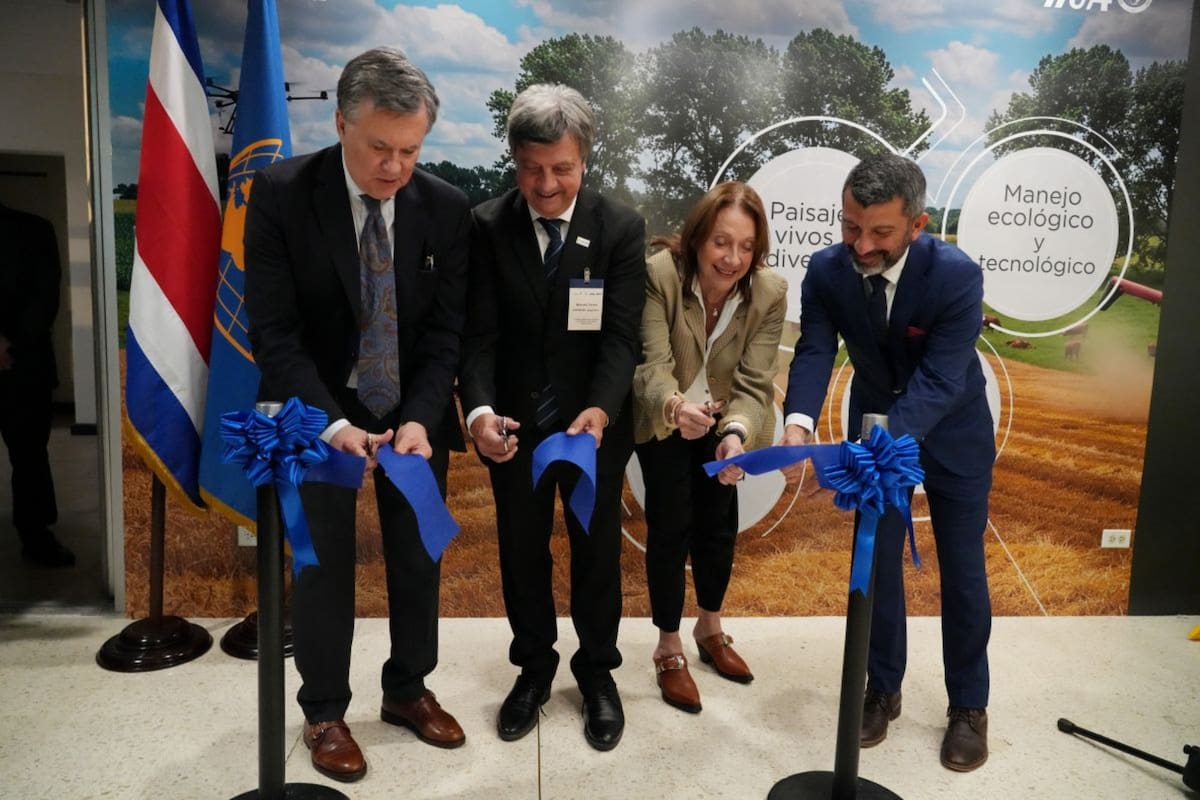 Inauguración del stand interactivo de Aapresid en el IICA