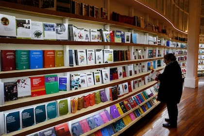"Más libros para más lectores" es el lema que guía la labor de Eudeba, editorial creada en 1958