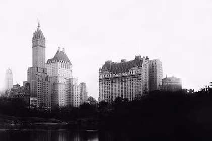 Inaugurado en 1907, este lujoso establecimiento es conocido por su arquitectura histórica y su privilegiada ubicación con vistas a Central Park