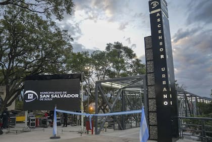 El ascensor urbano fue inaugurado ayer por el gobernador Morales y el intendente Jorge