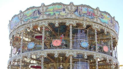 Inauguraron una calesita de tres pisos y dicen que es la más grande del mundo