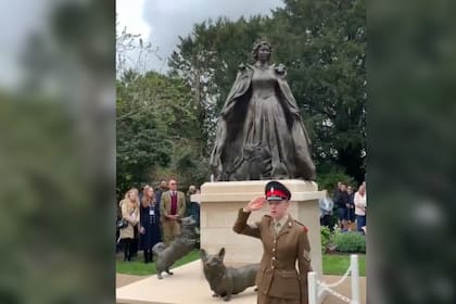 Inauguraron una estatua en homenaje a la reina Isabel en la que es acompañada por sus perros (Captura video)