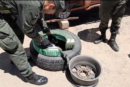 Incautan más de 43 kilos de cocaína ocultos en neumáticos de una camioneta, en Salta