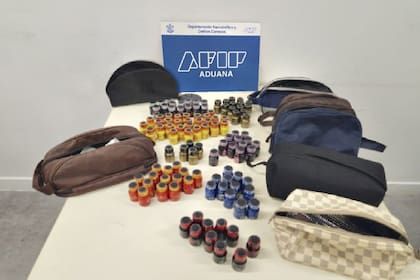 Incautaron 111 frascos de popper al escanear una valija en el aeroparque metropolitano