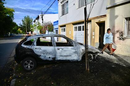 Incendiaron 13 autos en distintas zonas de Rosario y dejaron una nota amenazante contra Bullrich y Pullaro