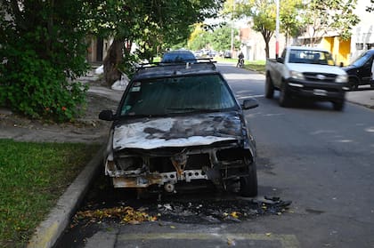 Incendiaron 13 autos en distintas zonas de Rosario y dejaron una nota amenazante contra Bullrich y Pullaro