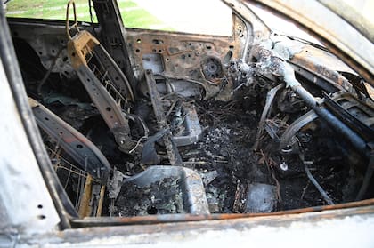 Incendiaron 13 autos en distintas zonas de Rosario y dejaron una nota amenazante contra Bullrich y Pullaro