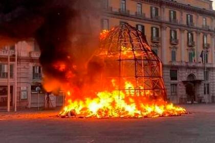 Incendiaron en Nápoles la "Venus de los trapos" en otro acto de vandalismo contra el arte