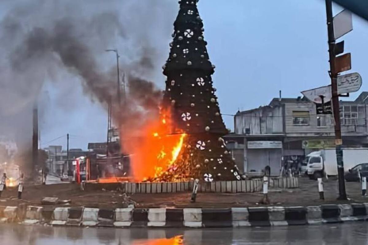 Incendiaron un árbol de navidad en Siria