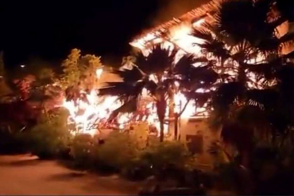 Incendio consume hoteles en la isla de Holbox, Cancún