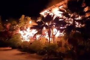 Incendio consume hoteles en la isla de Holbox, Cancún